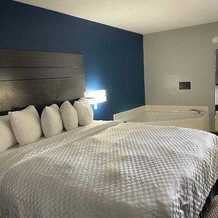 Clairmont Inn & Suites - Warren Ngoại thất bức ảnh